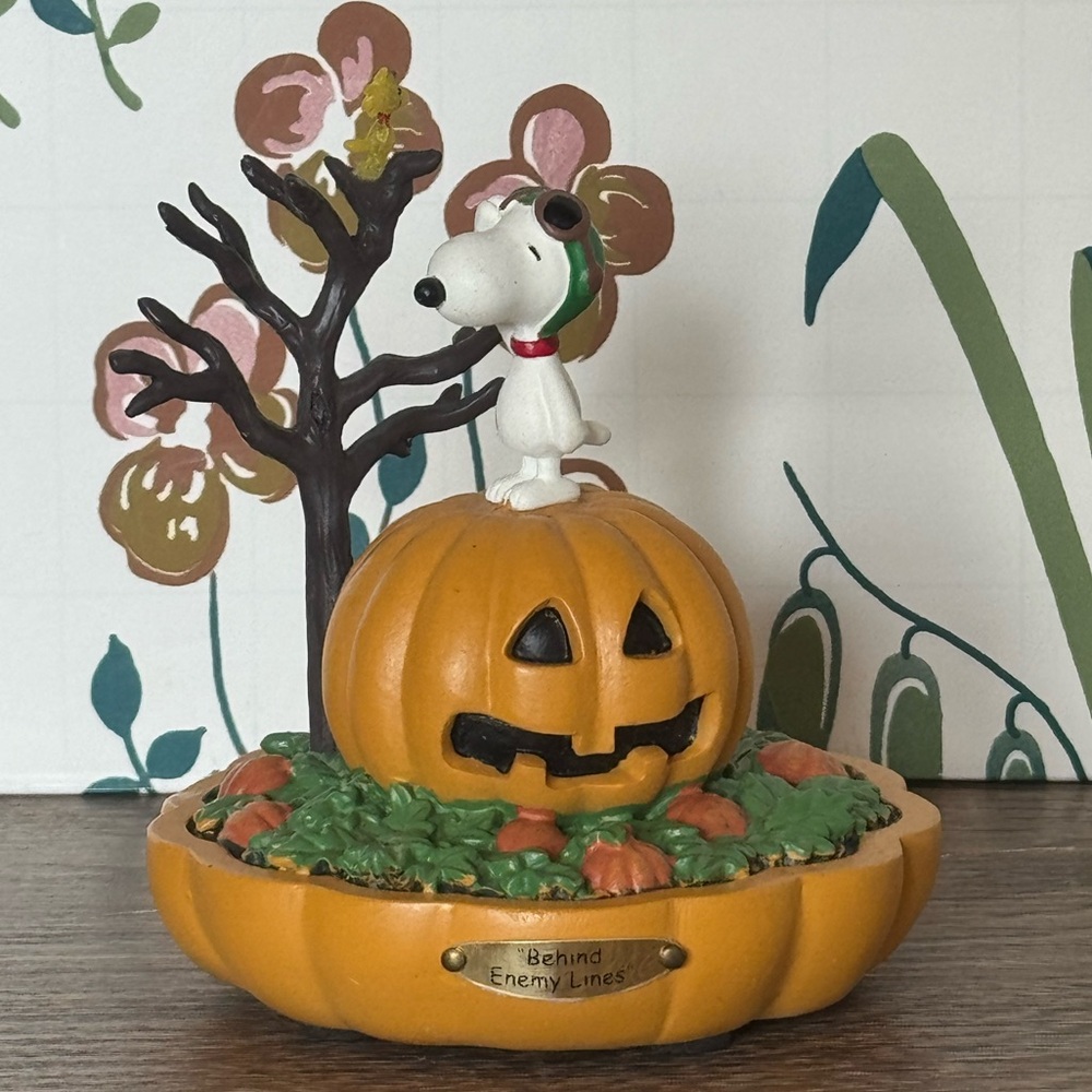 Hawthorne Village Peanuts "It's the Great Pumpkin” figurine “Behind Enemy Lines”
